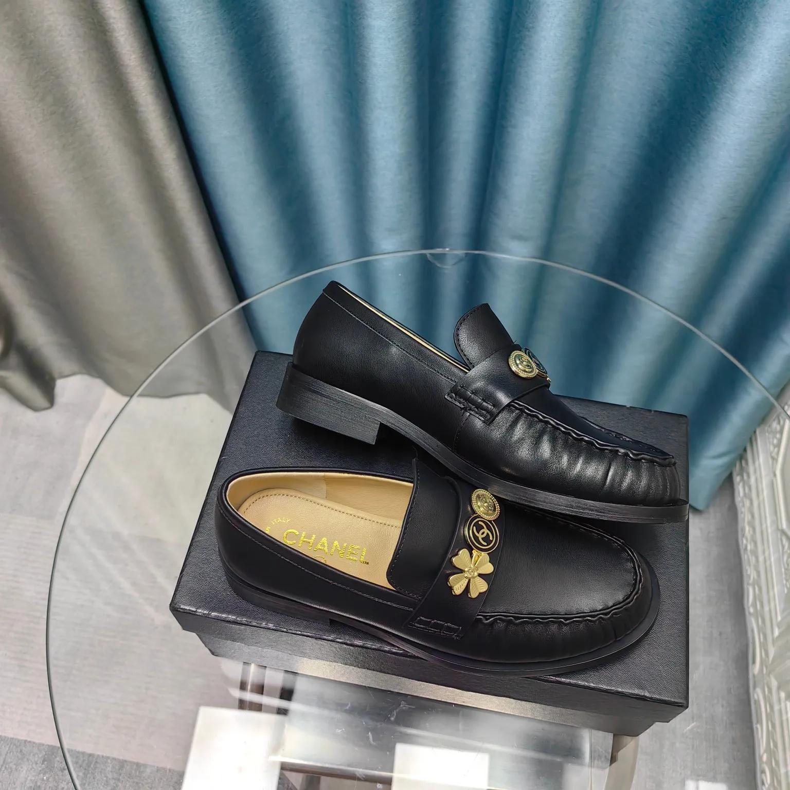 👟👟Ex-factory price 640👟👟 Chanel 24A latest handmade loafers! Counter purchasing version! ! The most difficult to buy handmade shoes at the counter. Classic logo element hardware design. Really super good-looking. Thousands of people are asking for it. Even second-class luxury products are priced at a premium. Size: 35-39. Other sizes are determined.